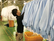 【5】事業所へ戻り、荷下ろしの作業中。その後、翌日分の積み込みを行います。体を使う仕事が多いですが、慣れてくると大丈夫ですよ!!