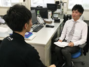 【6】1日の最後はお客様の重要な情報をマネージャーと共有します。また、売上拡大の戦略を一緒に考えていきます。退社後は真っ直ぐ家に帰る、先輩とご飯に行く等、それぞれの時間を楽しみます。