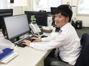 【1】出社後、1日のスケジュール確認などを行います。1人1台パソコンがあるので見積を作成したり色々な用途で使います!