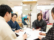 店舗でのミーティング風景。社員もパートも全員参加で会社として同じ方向を向き、高いモチベーションで頑張れる環境作りに努めています。各店の成功事例共有や、課題解決に向けて意見を出し合ったりする機会です。