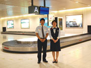 旅客補助はJALの制服を着て、お客様の快適な空の旅をサポートします。フォロー体制も充実していますので、長く安定して働くことが可能です♪