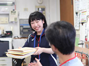 「新任職員研修」では子どもとの接し方から児童会館の多彩な遊び、ケガの救急対処法等を学び、実務経験がなくても活躍できるよう配慮しています。
勤務中の不安や心配事を気軽に相談できる、職員専用窓口も設置しています。