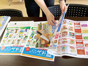 チラシの折り込み作業はみんなで集まってやります♪子育ての話、旅行の話、趣味の話など楽しい雰囲気で作業しています。スタッフ曰く、事務所で仲間と話しながらする作業の時間は息抜きになるのでとっても大切とのこと♪