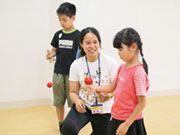 子どもを中心としたまちづくりを目指して、近隣の地域の方たちと協力し合いながら、様々な事業を実施しています。夏祭りなどの地域イベントを共催することもあります。