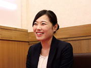 2016年入社(4年目)/本間則恵/管理本部 人材開発部 採用課
※山岡家で初の新卒女性正社員として入社。小樽市の朝里店、札幌の月寒店にて店舗社員として勤務後、2018年8月から人材開発部の採用課で勤務しています。