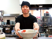 <応募を考えている皆様へ>同じラーメン店でもお店によってやり方は全然違います。まずは山岡家のことを知って欲しいです。出来る事を一つ一つ増やしていくというのが山岡家。今までの社会経験など一切問いません。