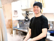 2016年入社(4年目)/蛭田貴之
※入社後は月寒店にて勤務。半年後に大谷地店に異動。2年半ほど大谷地店で勤務している中で副店長にあたるアドバンス社員に昇格。2019年7月に新発寒店に異動し、店長に昇格しました。