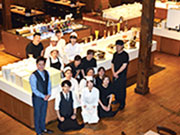 こちらは小樽運河食堂。バイトから社員まで60名以上が働く大型店舗。観光名所である小樽運河のため、外国の方や修学旅行の学生さんなど、沢山のお客様が来店します!
小樽希望という方は、コチラへの配属も可能です!