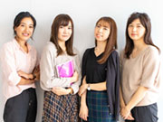 【 カジュアルな服装でOK! 】服装はオフィスカジュアル。スーツの必要はありません。金曜日はカジュアルフライデーとしてデニムやスニーカーでもOKです!