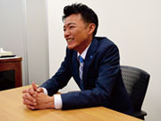 社員R.S(42歳)
38歳で転職。4年目のベテランとして新人教育も兼ねる。「1カ月の同行を経て、2カ月目からは1人で活動します。でも、分からないことがあればすぐに聞いて下さい。自分で抱え込まないで欲しいですから。」