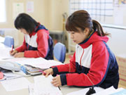 朝出勤したら伝票や、お渡しするチラシやカタログなどを整理します。時間に追われて仕事!!!という空気ではありません。その日みんなが元気に楽しく働けるようにコミュニケーションを取りながら雰囲気づくりの時間です♪