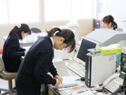 事務スタッフは配達スタッフを支えるとっても大切な存在です!お客様からの注文受け、工場に発注、お客様から頂いた代金の入金作業など事務スタッフが担当します。完全に作業を分担しているのでとても働きやすいですよ!