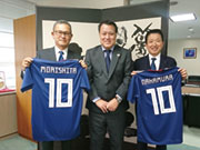 東亜道路工業は日本サッカー協会(JFA)のオフィシャルパートナー企業です。千葉にあるJFA夢フィールドのグラウンド整備も担当しました。写真は当社の代表/森下と営業本部長/中村がJFAの田嶋会長と面会した時のものです。