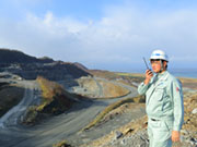 浜頓別砕石工場は、道内最大級の大きさを誇ります。 とにかく広くて大型重機が余裕を持って通れるよう道が作られています。 奥に見えるのはオホーツク海。