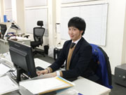 【1】出社後、1日のスケジュール確認などを行います。1人1台パソコンがあるので見積を作成したり色々な用途で使います!