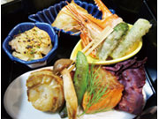 料理は好きだけど、仕事としては未経験という方、飲食業に興味のある方、大歓迎です。石川含め3人体制と多い人数ではありませんが、その分密にコミュニケーションを取りながら楽しんで仕事ができればと思っております。