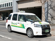 車輌は基本的にプリウスかJAPANTAXIなので体の負担が少なく楽ですよ♪プリウスは振動が少なく静か!JAPANTAXIは広々空間。これから先もずっと乗り続ける商売道具だから、体に優しいのは嬉しいですね