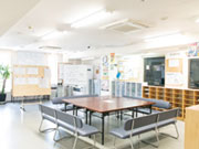 事務所休憩室は清潔感があってとっても広々!休憩中は同僚と他愛もない話や仕事の相談事など、何でも話せる風通しの良い職場です。30〜70代の幅広いドライバーが活躍中で、女性は6名が在籍しています。