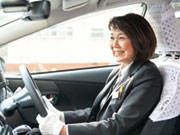 観光シーズンは貸切タクシーの乗車が増えます。最初は観光地情報を事前に覚えたり、海外の方への接遇など戸惑うこともありましたが、気がつくと自分自身も楽しんでいました(笑)。一番良かったのは富良野・美瑛かな♪