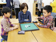 学校や保育園とは違いカリキュラムが定まっているわけではありません。毎日違う取り組みの連続です。
「昔遊び」「カードゲーム」「外遊び」など勉強や塾で縛られている子どもたちを自由に遊ばせることも私達の役割です。