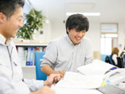 友人に仕事何してるのって聞かれた時、本当に説明が難しいんですよね。笑
「建築現場の管理者」と言えばそうなんですけど、まあ「調整役」って感じですかね。作業着を羽織ってますが、オフィスワークが主ですね。