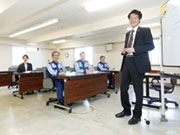 研修の様子。入社後は必ず30時間の法定研修を受けます。警備業法など基礎知識を学ぶほか、警備業務における「接客」を学ぶ、独自の研修で質の高い警備を目指しています。