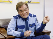 2015年入社の津隈堅二(71歳)。飲料メーカーの工場で施設警備を担当。工場見学で訪れる小学生が制服姿の私を見かけると敬礼の真似をしてくれる、愛らしい笑顔に癒やされています。