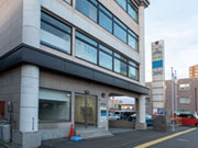 札幌市豊平区美園にある札幌営業所。地下鉄東豊線「美園」駅から徒歩10分。旭川営業所、岩見沢営業所、千歳営業所は全てJR駅より徒歩7分以内。ご希望の勤務先にて面接します。