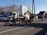 建設中の道路工事現場。そう。片交です。覚えてきましたね(笑) 片側の車両を停止させ、反対側の車両を進行させる。反対側の隊員と無線機で状況確認をしながら誘導します。