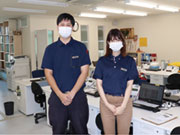 写真撮影時はマスクを外していましたが、業務中は必ずマスクを着用しています。お客様の安心感のためにも、アルコールなど感染対策は徹底して行っています。