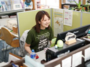 「業務課」として、住宅展示会での接客や、書類作成、広告の打合せ等を行ってます。建築知識は全くない状態からのスタートでしたが、4年目の今は図面を書いたり、現場管理の業務を任せてもらう等、仕事の幅も広がっています!