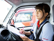 車はスタッフに1台、自分専用です。オートマですし、軽トラックサイズなのでとてもコンパクト♪運転感覚もふだん自分の乗用車を運転してる感覚と同じです。みんな自分が使いやすいように、自分仕様にしています♪