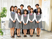 当社は20〜30代の社員も最前線で働いております!10年、20年とキャリアを積み重ねている社員も多く、定着率も高い会社です。年間の賞与が3回やノルマがない事、転勤がない事など…待遇や制度の充実も定着の要因です。