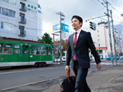 入社後は、研修期間を経て一人立ちする流れとなりますが、全てを1人でこなしていく訳ではありません。分業に近いかたちで業務が振り分けられており、効率的にそして正確に進めていくことが出来ます。