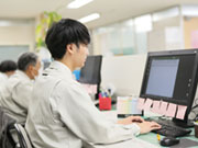 【デスクでの業務】
デスク業務としては、工期のスケジュール確認や図面チェック、当日現場に入る職人さんの日程調整などを行っています。現場に実際に入って作業したり、図面を製作といった業務はありません!