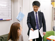 <営業と事務/仕事風景>
人間関係が良いのも当社の自慢の一つ。
社内で助け合うことも多いので、人とのコミュニケーションが嫌いじゃなく、真面目にコツコツ働いてくれる方が合っているかもしれません。