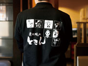 常に清潔感をもって仕事をするために、一人4枚程度Tシャツを支給しています。このデザインの他にも、シンプルなもの・派手なものなど何パターンかあるんです。店長は黒のワイシャツでビシッとキメています!