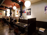 市内中心部ではなく、郊外で店舗展開をしていることも当社の特徴です。そのため、ファミリーでのお客様も多数。様々な場面に対応できるようにテーブル席の他、小上がりの席も用意しています。