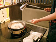焼肉店で働いていれば誰もが実感するアミ洗いの大変さ。当社は1枚ずつの使い切り。使用済みのアミは洗わず、お客様には新しいものをご提供します。なので、洗い物も苦じゃありません。