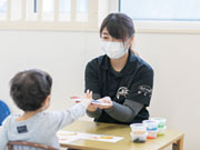 【療育】当グルーブで行う療育は、1対1の個別スタイル。現場では保育士経験者が多く在籍。療育は自立に向けた支援をひとり一人と段階的にじっくり時間をかけて関われるやりがいがあります。