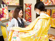 振袖のご提案は「女の子の一生に一度の晴れ舞台を演出する仕事」。お客様とご家族にとって忘れることのない、かけがいのない思い出に華を添えるお仕事と考えると、大きなやりがいを感じますね。