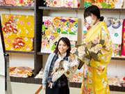 決して、即決ですぐ買っていただけるような商品ではありません。ですから、何度も足を運んでいただけるように丁寧な対応が大切です。振袖を着るお嬢様、そしてお買い上げいただくお母様の心情になって…。