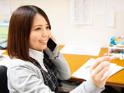 【店舗でのメインとなる仕事①】
お客さまへのご案内(電話)業務が中心。以前、当店にいらした方、イベントにご参加頂いた方、成人式を控えるお嬢様をお持ちの方などへリストを元に来店をご案内します。