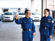 若年層とシニアが同じ現場に就くことで生まれる良さがあります。シニアから挨拶や気づかいなどの一般常識を学び、体力が必要な場面では若年層がカバー。お互いを補間しあって現場が成り立ちます。