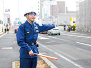 自分の誘導できちんと車を止めることができるのか?初現場では誰もが思うことです。でも大丈夫。机上研修と現場研修を経てから現場担当者となります。一人前となるまでは何度でも優しく教えています。