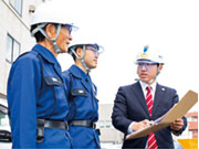 内勤職は現在、岩見沢、旭川、千歳営業所に各3名、札幌営業所には6名が活躍中。日々警備現場が変わるので、隊員と関わりながら、何をどうするべきか考えて実践することが面白さ。