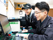<オフィスワークもあり>PCも一人一台当たります。現場の工程や売上管理等もPCで行います。現場に出たい方は現場優先でもOK。その日の仕事に合わせて事務所でオフィスワークを行う日もあります!