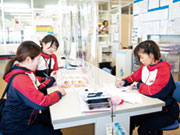 チラシの折り込み作業はみんなで集まってやります♪子育ての話、旅行の話、趣味の話など楽しい雰囲気で作業しています。スタッフ曰く、事務所で仲間と話しながらする作業の時間は息抜きになるのでとっても大切とのこと♪