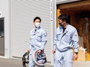 資材倉庫には、工事道具や資材がびっちり。こちらも社屋と共に新規開設し、キレイな状態を維持しています。「倉庫が汚いと、それだけで業務効率も落ちますよね。小さな積み重ねが自分らの時間確保に繋がります」