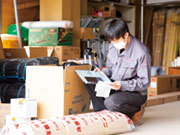 倉庫内には発送を待つ商品がびっしり。ひとつひとつが管理され、お客様に届けられます。